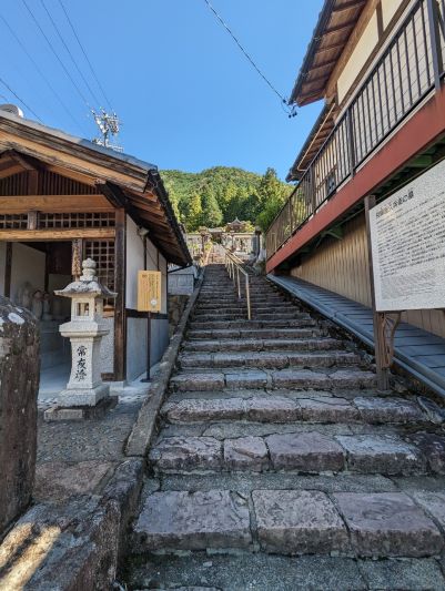 この階段を登った先に温泉寺