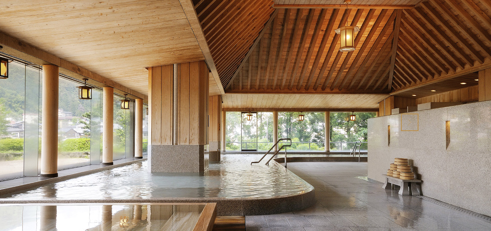 三種大浴場 檜木打造，本館最大的浴場